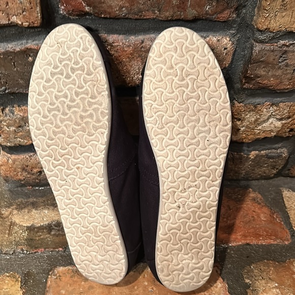 TOMS canvas type fabric shoes. - Picture 6 of 6